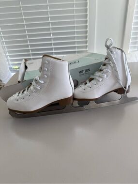 White Figure Ice Skates - Classic Lace-Up Design